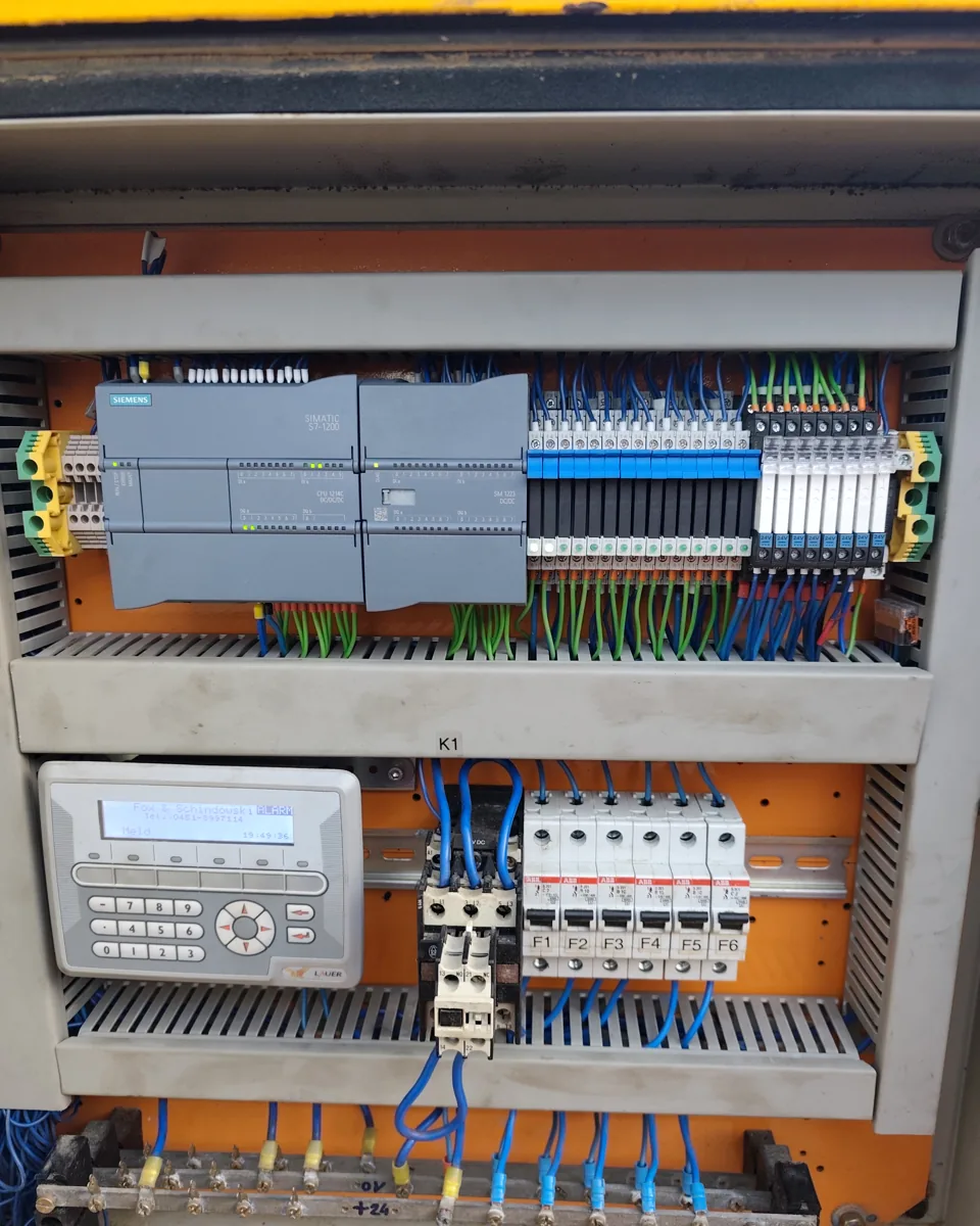 Nova krmilna omara s PLC krmilnikom po modernizaciji
