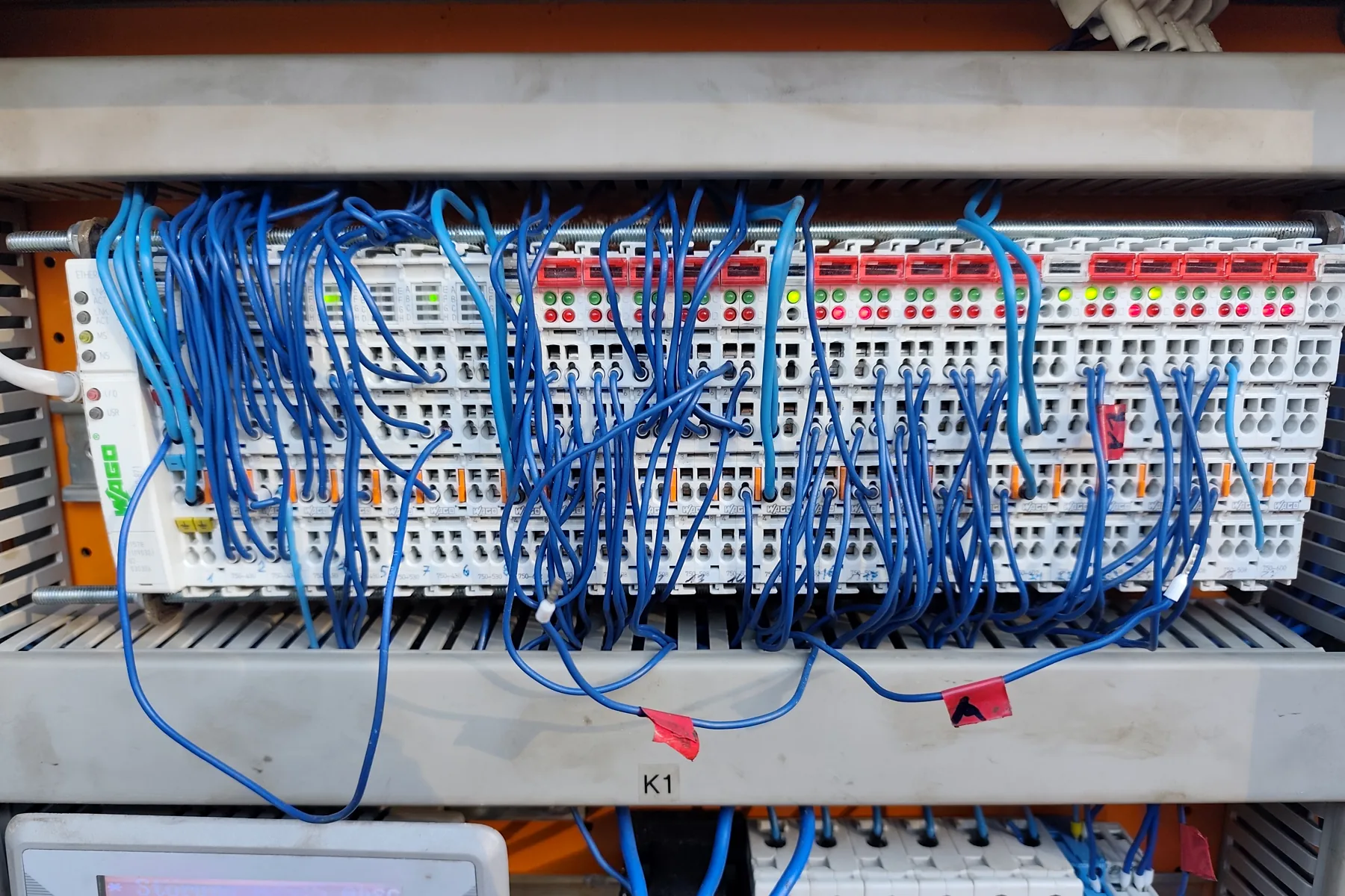 Krmilna omara z I/O moduli pred zamenjavo krmilja